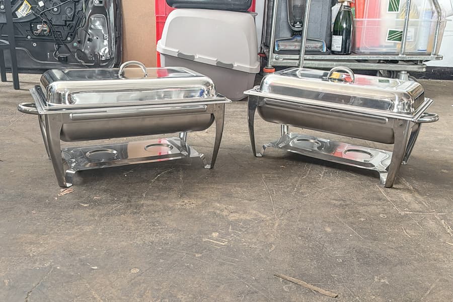 2 Chafing Dishes